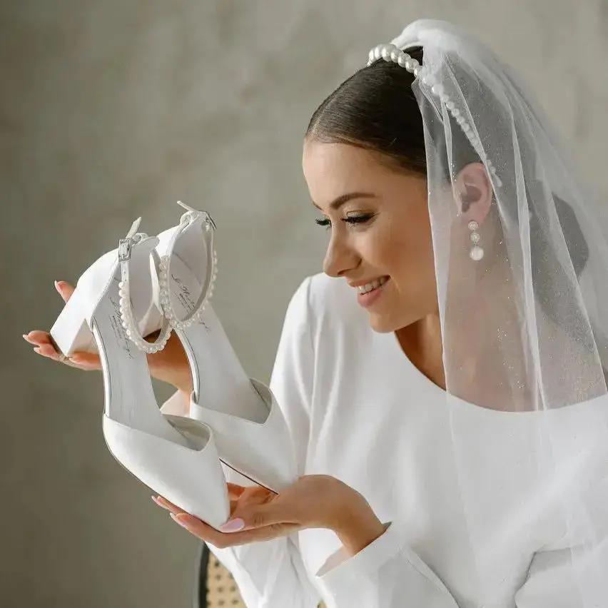 CHAUSSURES DE MARIÉE MADISON AVEC BRIDE EN PERLES D’EAU DOUCE – SATIN IVOIRE OU CHAMPAGNE G.Westerleigh