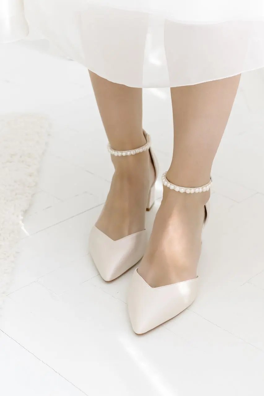 CHAUSSURES DE MARIÉE MADISON CHAMPAGNE – SATIN ET BRIDE EN PERLES D’EAU DOUCE G.Westerleigh