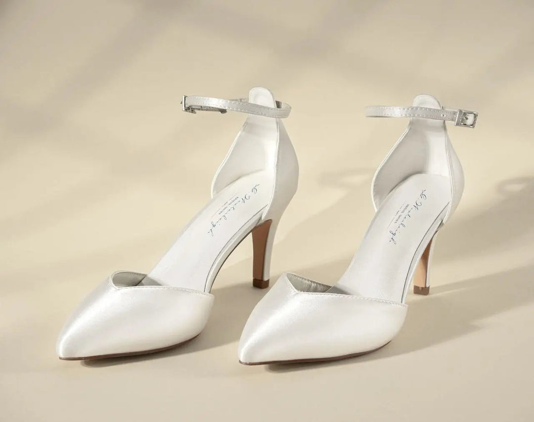 CHAUSSURES DE MARIÉE MARIELLE – SATIN IVOIRE AVEC BRIDE SCINTILLANTE ET TALON FIN G.Westerleigh