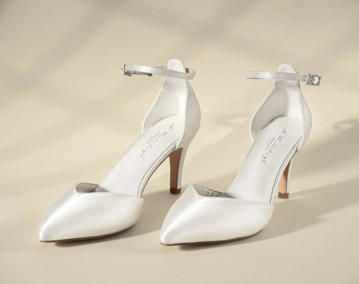 CHAUSSURES DE MARIÉE MARIELLE – SATIN IVOIRE AVEC BRIDE SCINTILLANTE ET TALON FIN G.Westerleigh