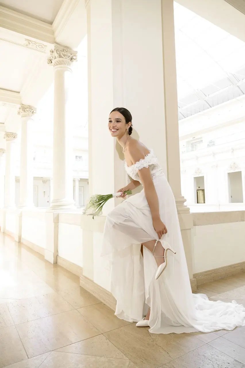 CHAUSSURES DE MARIÉE MARIELLE – SATIN IVOIRE AVEC BRIDE SCINTILLANTE ET TALON FIN G.Westerleigh