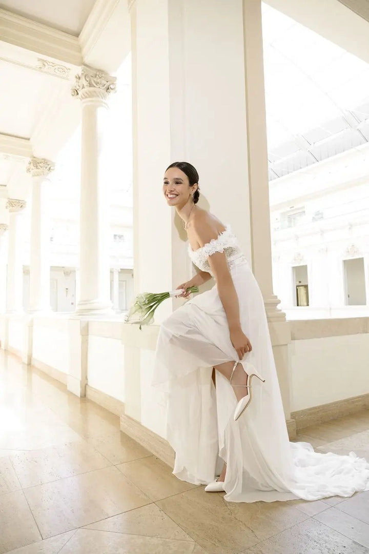 CHAUSSURES DE MARIÉE MARIELLE – SATIN IVOIRE AVEC BRIDE SCINTILLANTE ET TALON FIN G.Westerleigh