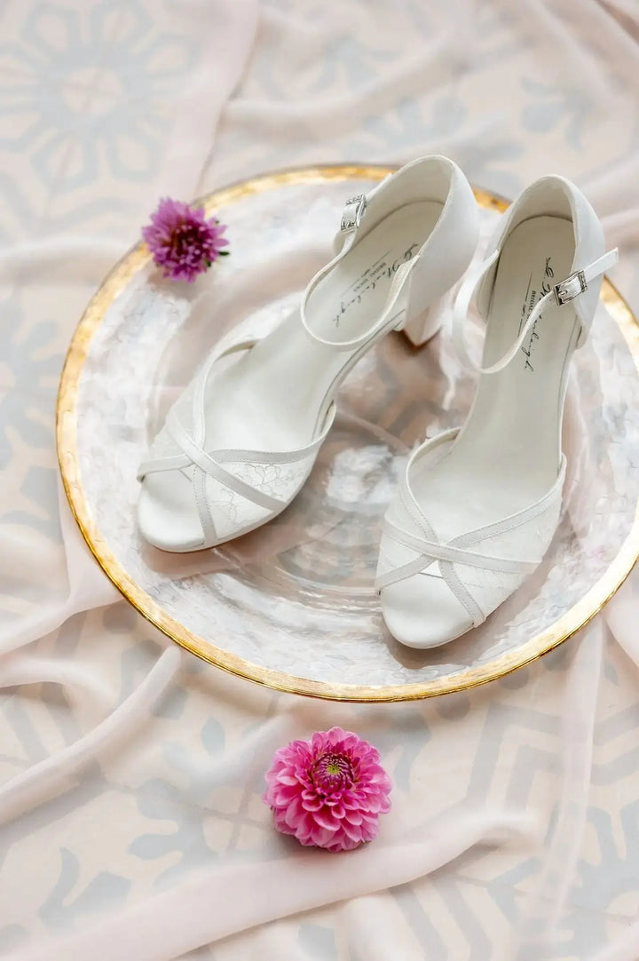 MADELINE – CHAUSSURES DE MARIÉE EN SATIN ET DENTELLE BLANC IVOIRE G.Westerleigh