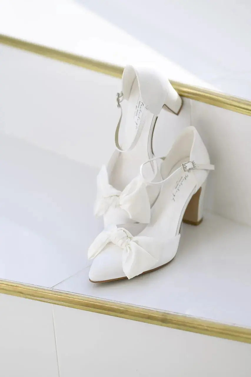 CHAUSSURES DE MARIÉE OLIVIA – ESCARPINS EN SATIN IVOIRE AVEC NŒUD ÉLÉGANT G.Westerleigh