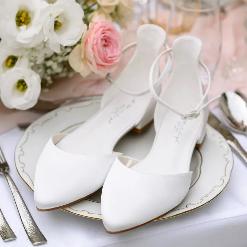 CHAUSSURES DE MARIÉE PLATES AVA EN SATIN BLANC IVOIRE G.Westerleigh