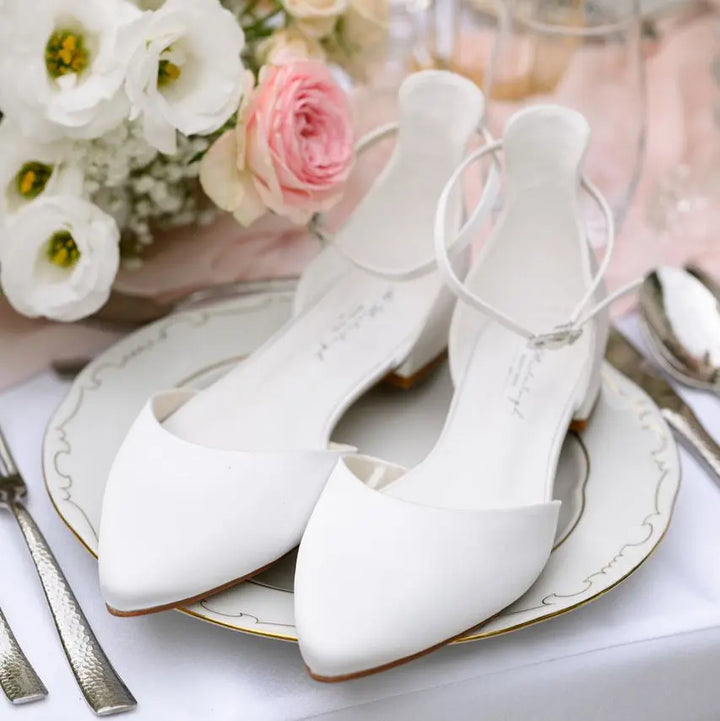 CHAUSSURES DE MARIÉE PLATES AVA EN SATIN BLANC IVOIRE G.Westerleigh