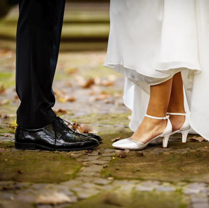 CHAUSSURES MARIÉE SATIN ET PAILLETTES CHAMPAGNE — 875 POESIE WHITE LADY