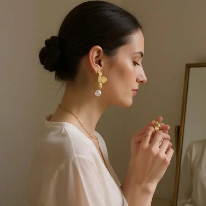 COLLECTION ATHENA - BOUCLES D'OREILLES PENDANTES FLEUR ET PERLE - CZER875 OR: Or jaune Athena Bridal Jewellery