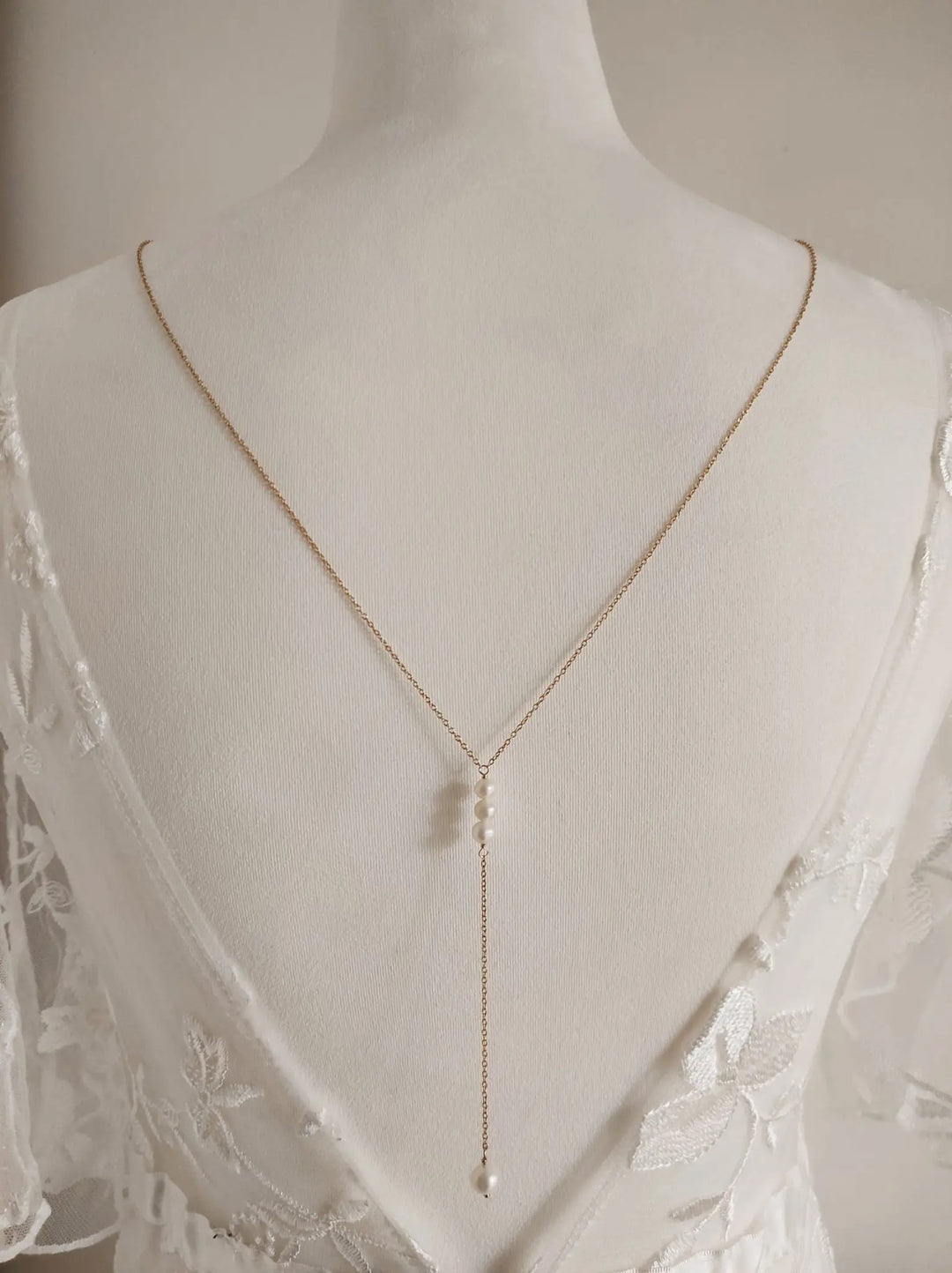 COLLIER DE DOS MARIÉE PERLES D’EAU DOUCE LOUISE — LOUISE Petite Léonie