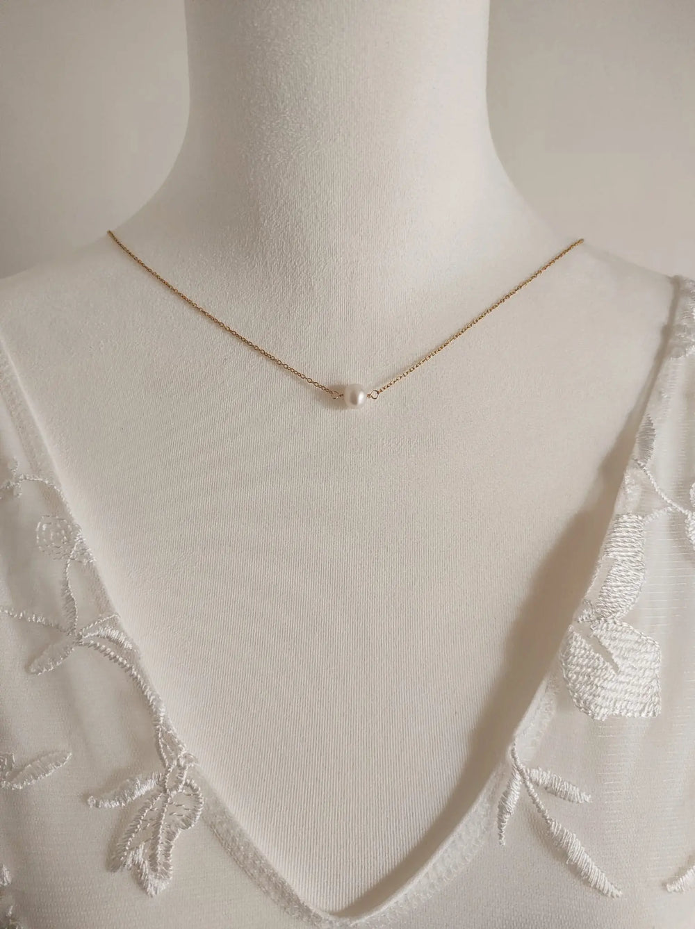 COLLIER DE DOS MARIÉE PERLES D’EAU DOUCE LOUISE — LOUISE Petite Léonie