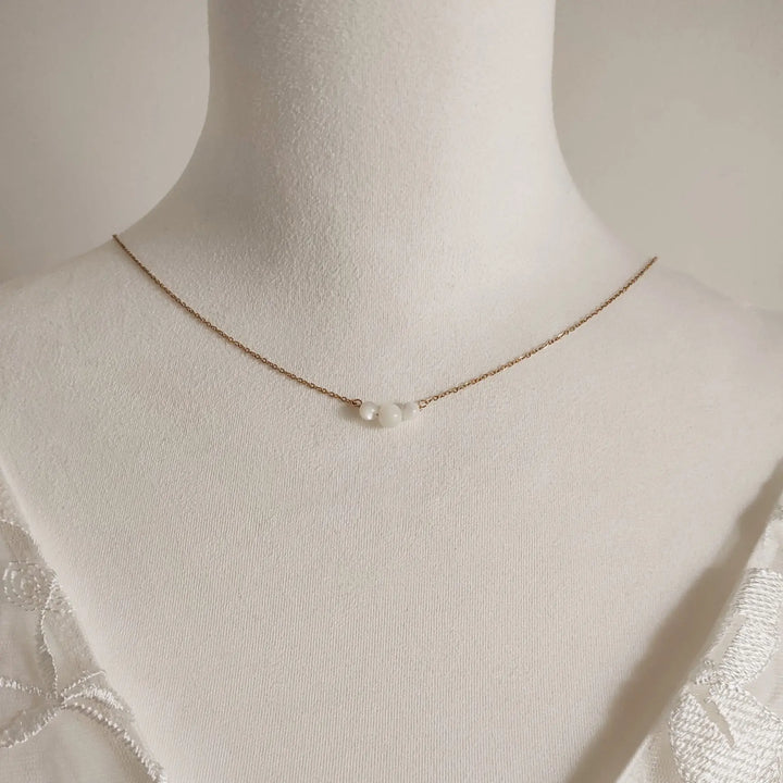 COLLIER DE DOS MARIÉE PERLES NACRÉES JOSÉPHINE Petite Léonie