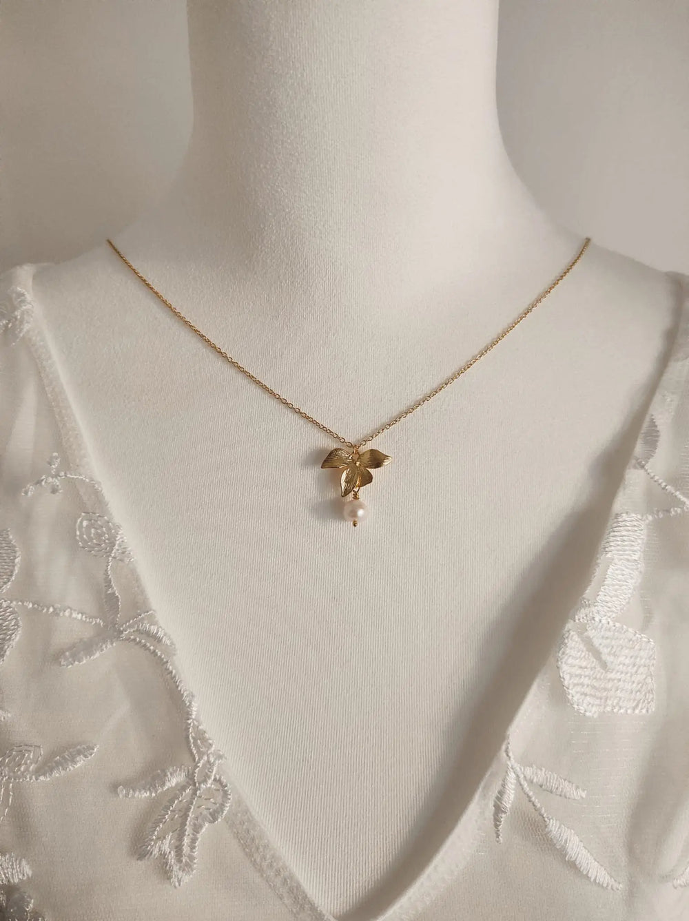 COLLIER DE DOS MARIÉE PERLES & ORCHIDÉES — CHLOÉ Petite Léonie