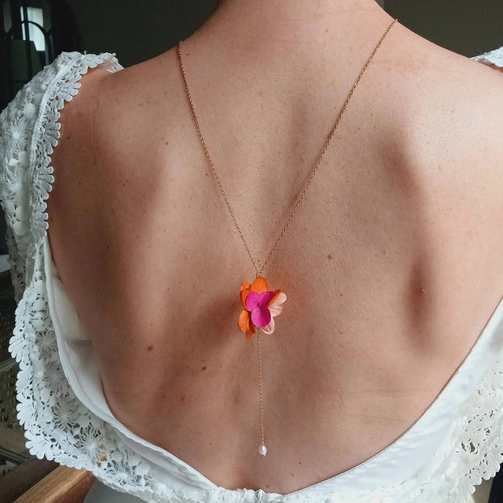 Collier de dos doré à fleurs fuchsia, orange, vieux rose. L'atelier du 6