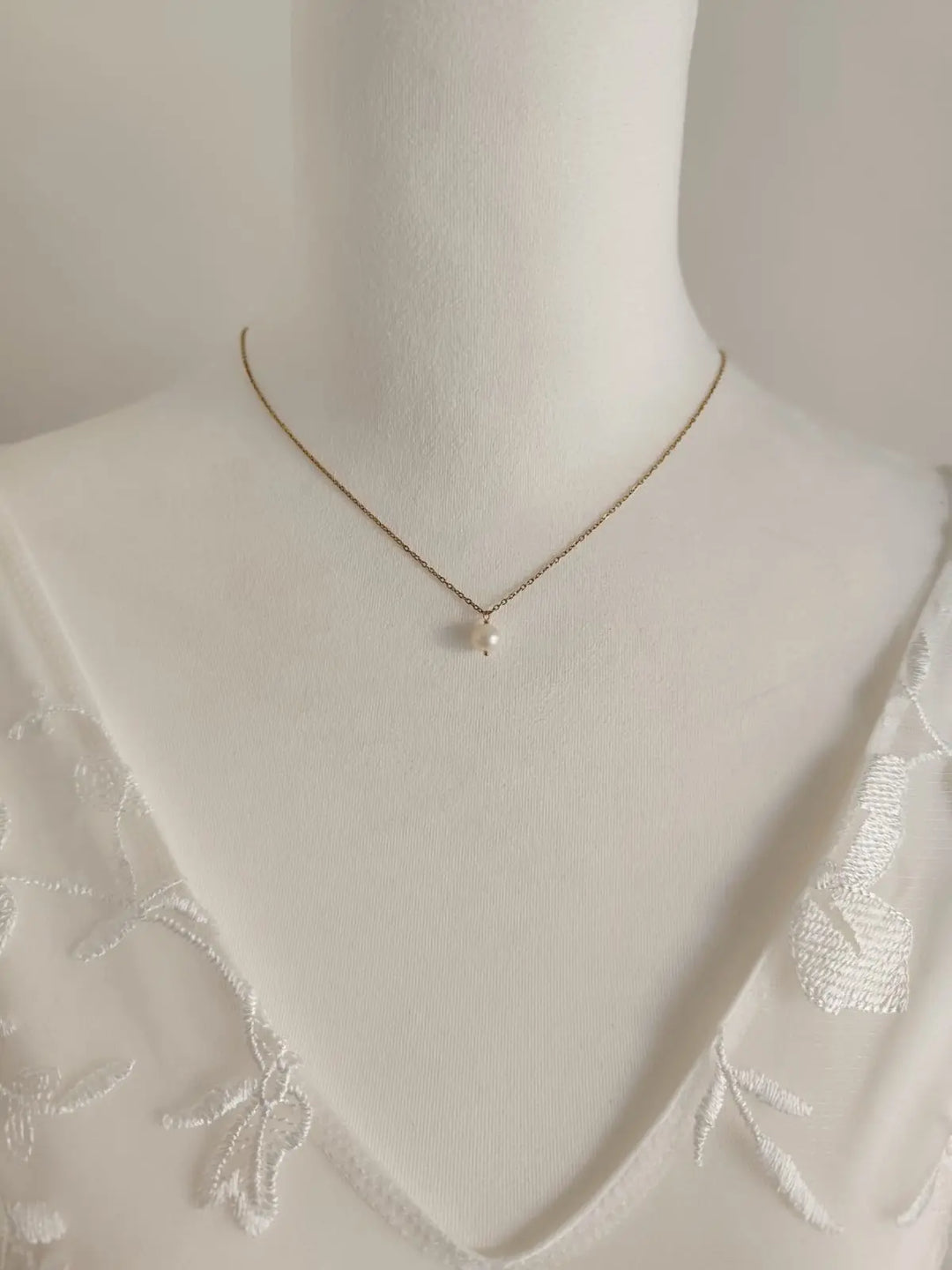 COLLIER DE DOS PERLES & FLEUR STRASS  — ANGÉLIQUE Petite Léonie