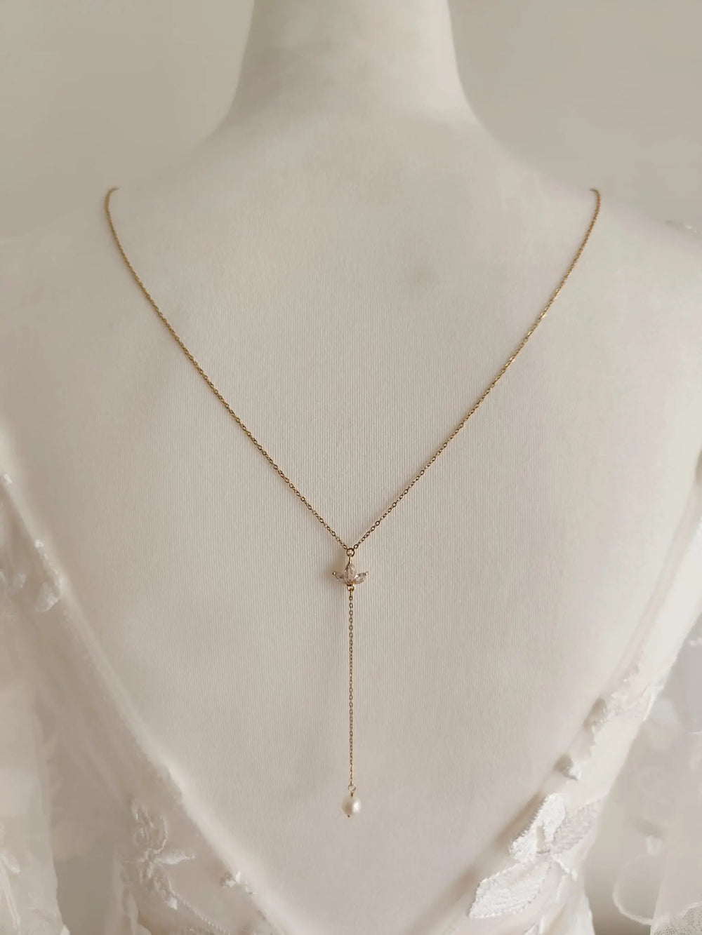 COLLIER DE DOS PERLES & FLEUR STRASS  — ANGÉLIQUE Petite Léonie