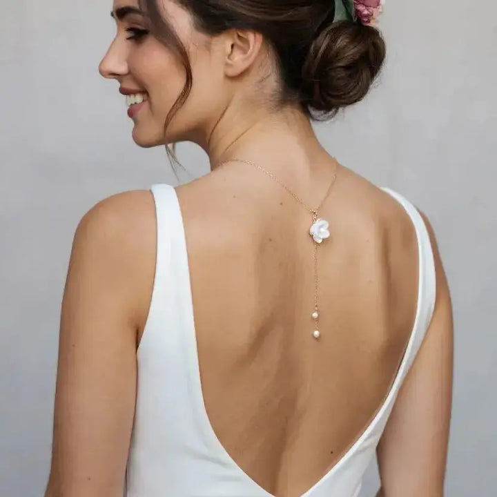 Collier dos nu modulable avec bourgeon de rose. L'atelier du 6