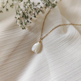 Collier de mariée Sidonie – fleur de jasmin, nacre