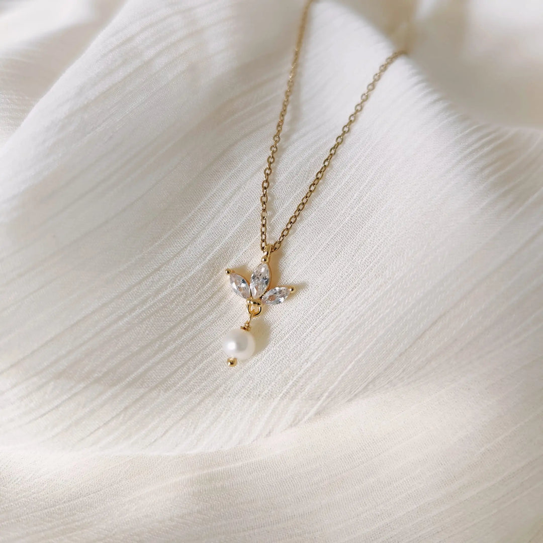 COLLIER FLEUR STRASS & PERLES — ANGÉLIQUE Petite Léonie