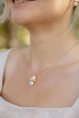 Collier de mariée Heureuse – fleur et perle, doré