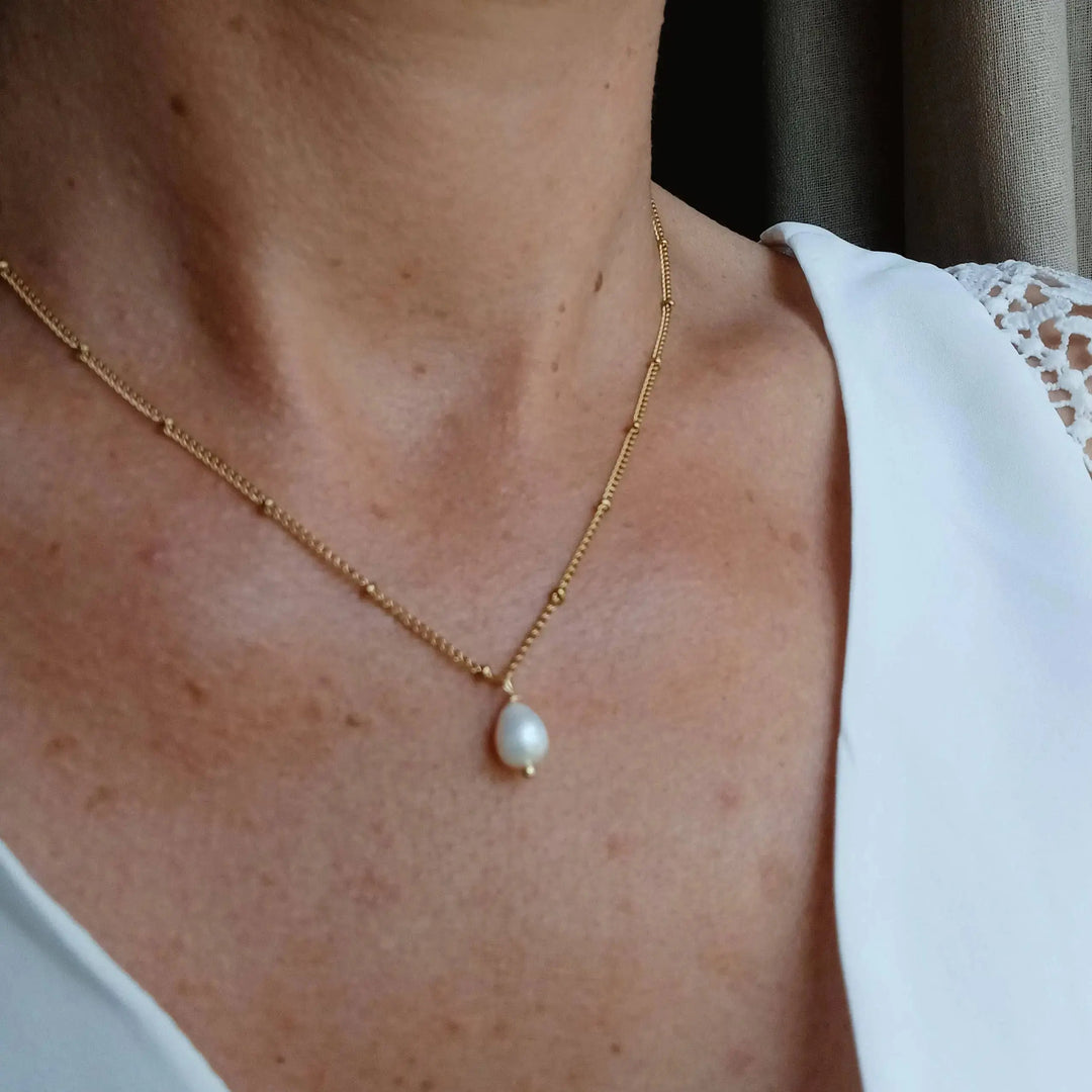 Collier Chaîne Fine Satellite Acier Doré- Pendentif En Perle L'atelier du 6