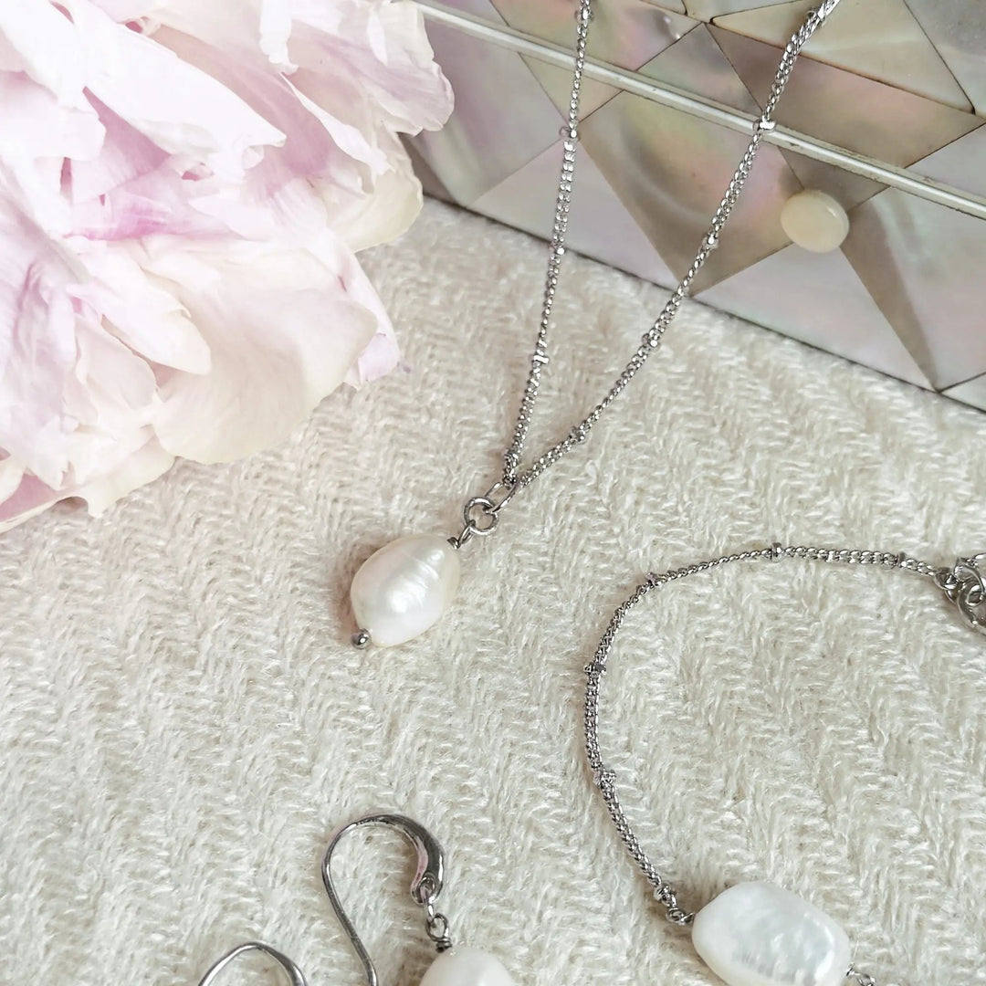 COLLIER SAINTE-LUCIE – PENDENTIF PERLE BAROQUE Ivory and co