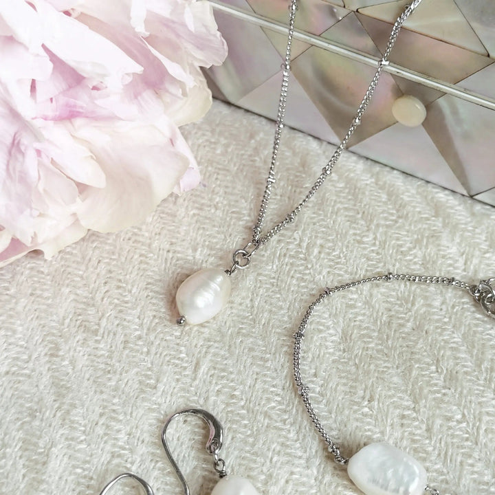 COLLIER SAINTE-LUCIE – PENDENTIF PERLE BAROQUE Ivory and co