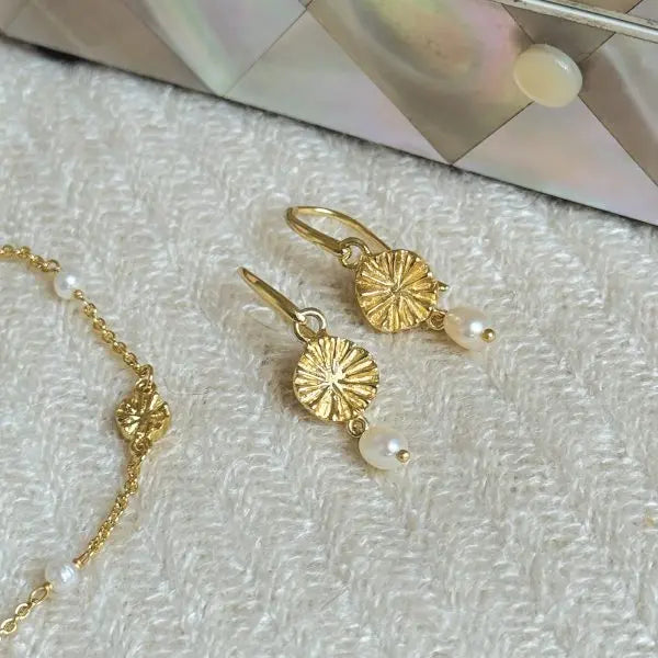 COVENT GARDEN – BOUCLES D’OREILLES PERLES RÉELLES & MOTIFS FLORAUX Ivory and co