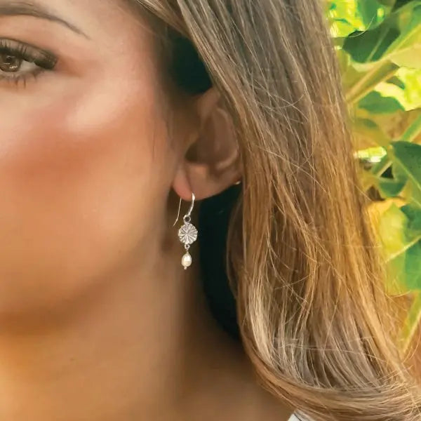 COVENT GARDEN – BOUCLES D’OREILLES PERLES RÉELLES & MOTIFS FLORAUX Ivory and co