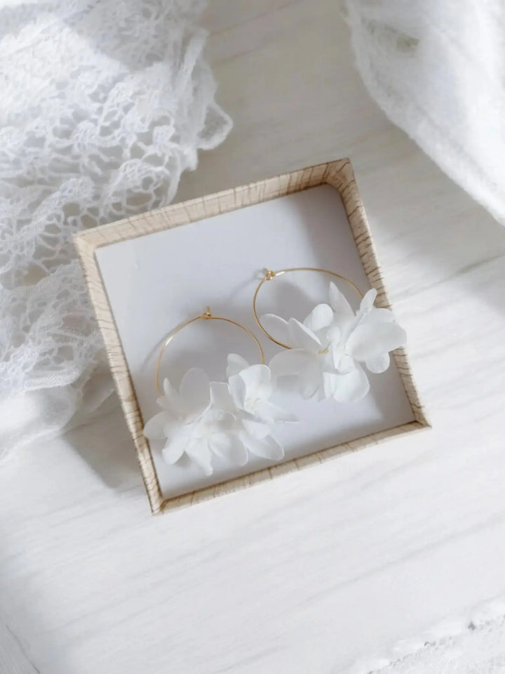 Créoles dorées à fleurs naturelles stabilisées  blanches.: Doré L'atelier du 6