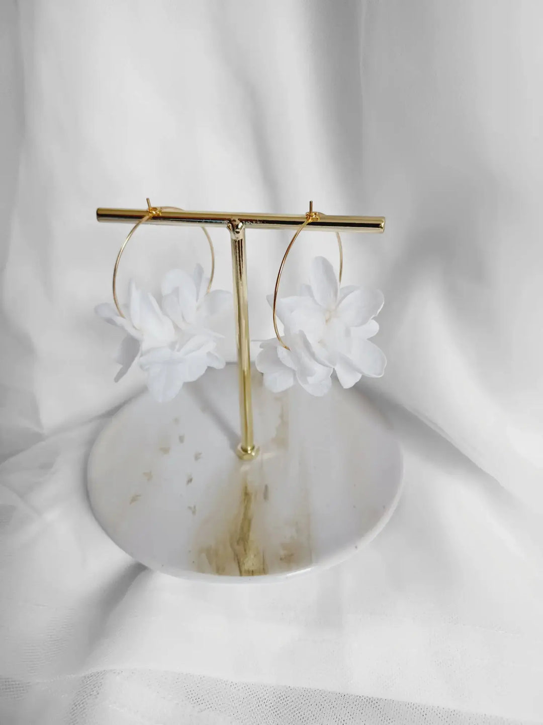 Créoles dorées à fleurs naturelles stabilisées  blanches.: Doré L'atelier du 6