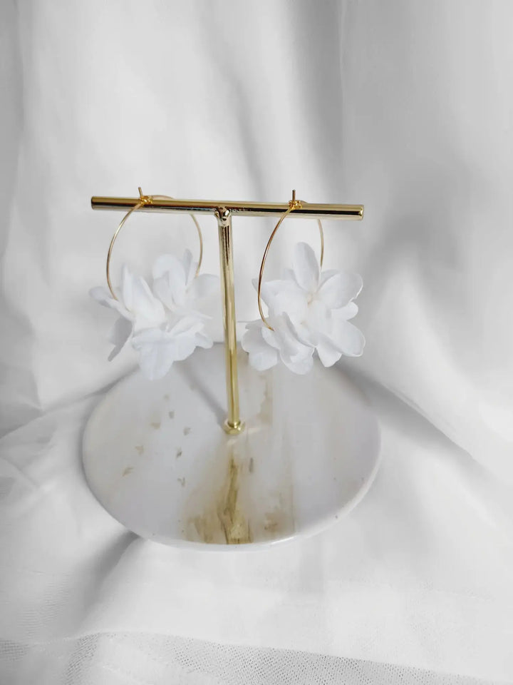 Créoles dorées à fleurs naturelles stabilisées  blanches.: Doré L'atelier du 6