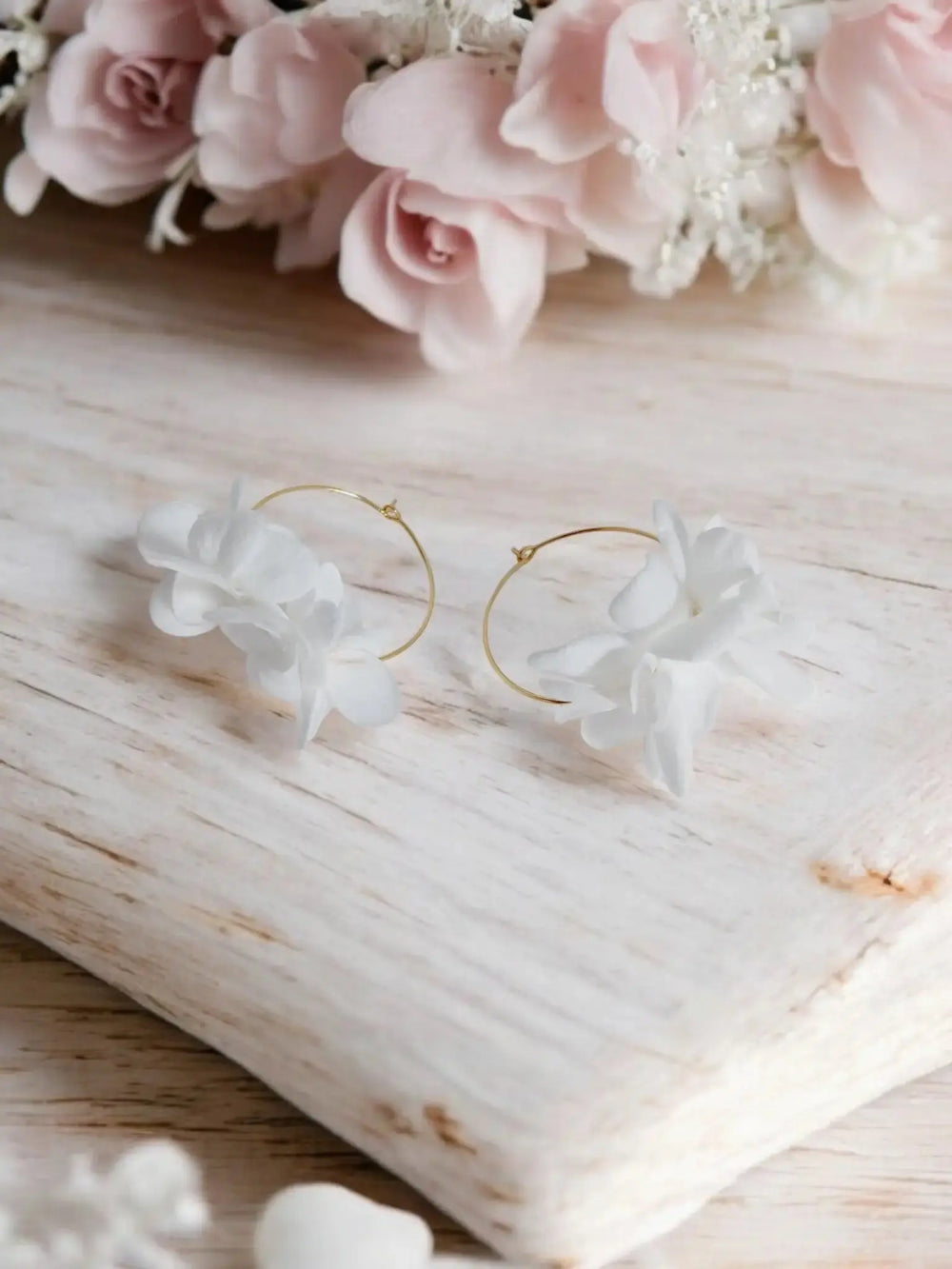 Créoles dorées à fleurs naturelles stabilisées  blanches.: Doré L'atelier du 6