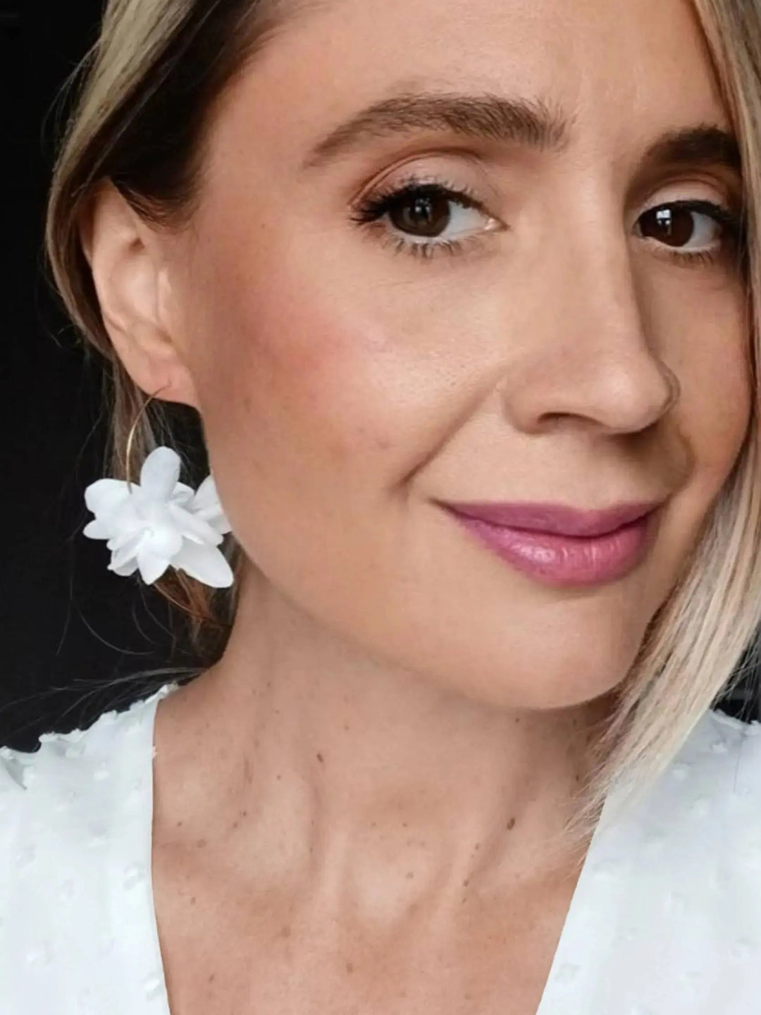 Créoles dorées à fleurs naturelles stabilisées  blanches.: Doré L'atelier du 6