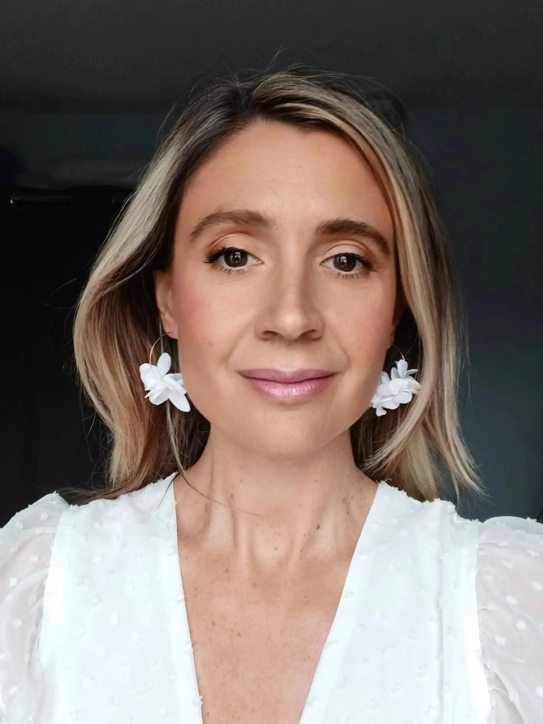 Créoles dorées à fleurs naturelles stabilisées  blanches.: Doré L'atelier du 6