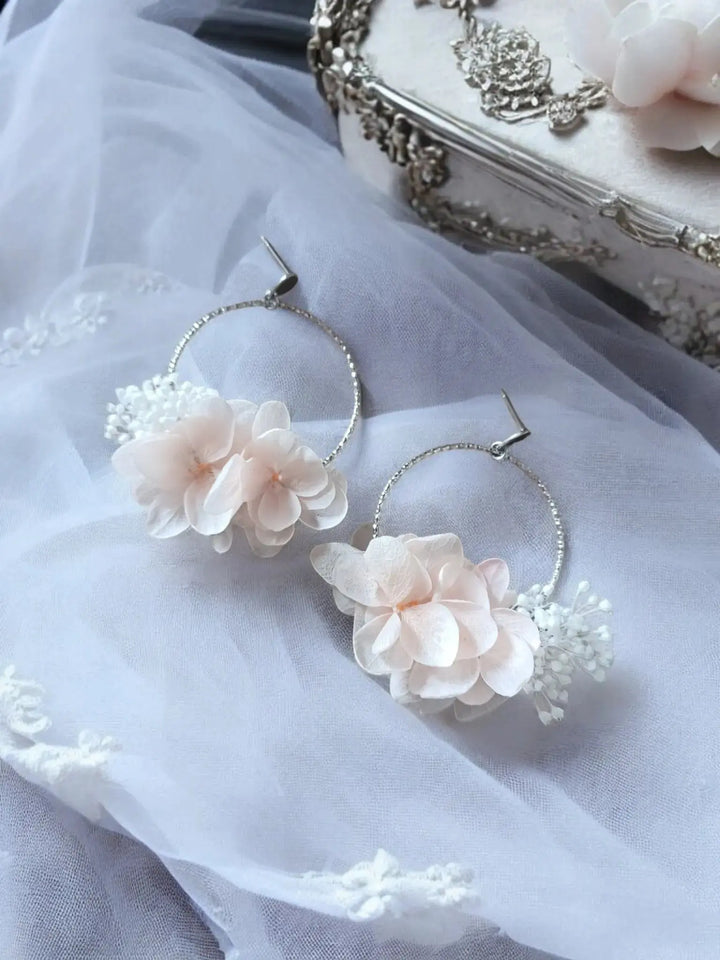 Créoles argentées à fleurs stabilisées rose poudré et blanc L'atelier du 6