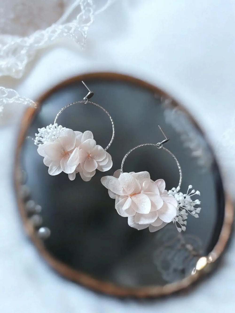 Créoles argentées à fleurs stabilisées rose poudré et blanc L'atelier du 6