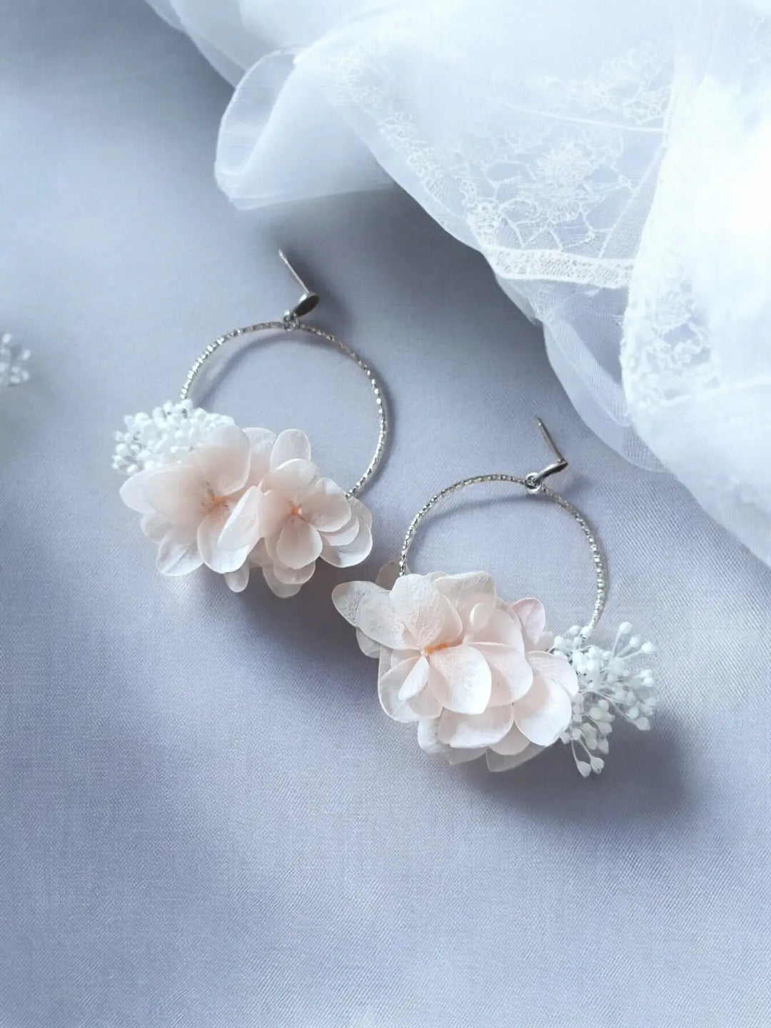 Créoles argentées à fleurs stabilisées rose poudré et blanc L'atelier du 6