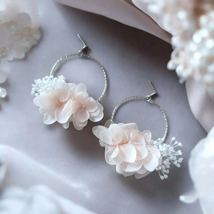 Créoles argentées à fleurs stabilisées rose poudré et blanc L'atelier du 6