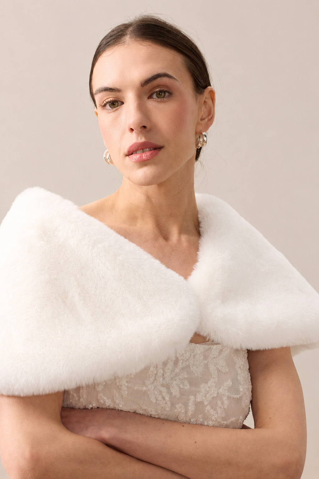 Cape courte de mariée Nuage d'ivoire – fausse fourrure, doublure satin Helen Moore