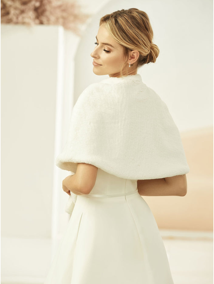 Cape de mariee E306 en fausse fourrure ivoire, taille unique, Bianco Evento