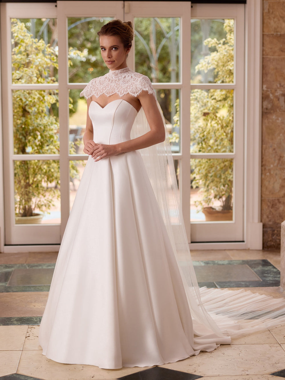 Cape de mariée E547 en dentelle et tulle ivoire à col montant