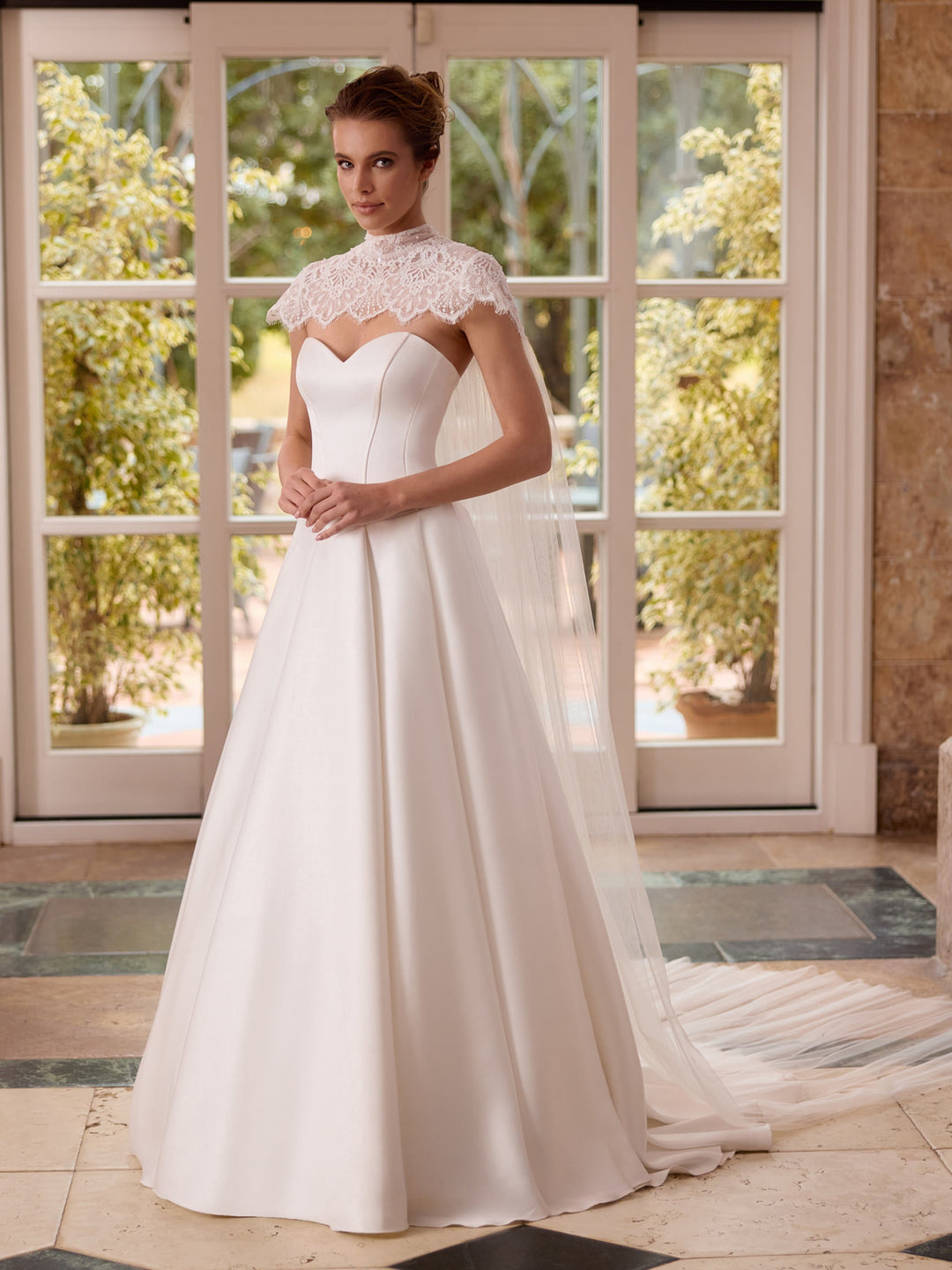Cape de mariée E547 en dentelle et tulle ivoire à col montant