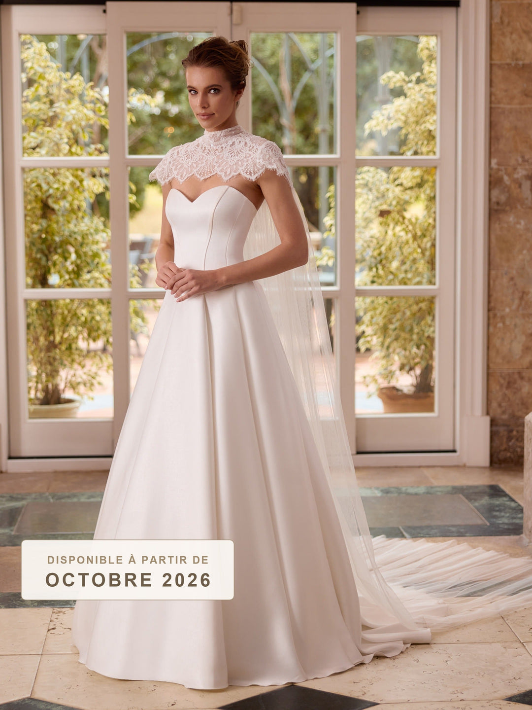Cape de mariée E547 en dentelle et tulle - disponible à partir d'octobre 2026