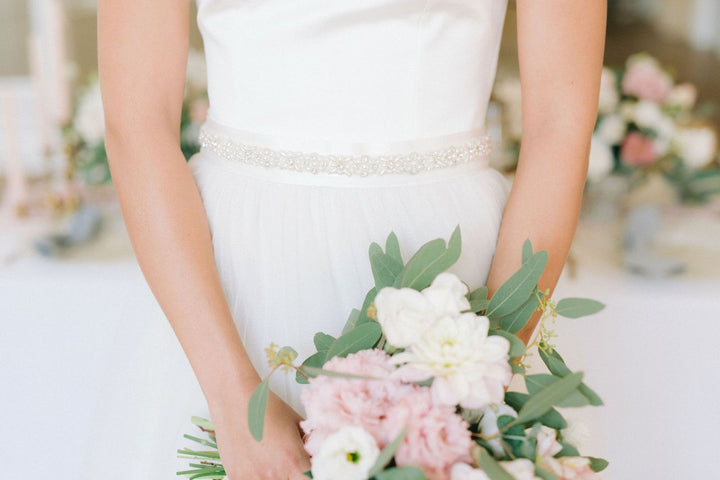 Ceinture de mariée BLT-1915 en cristaux et perles ivoire portée sur une robe