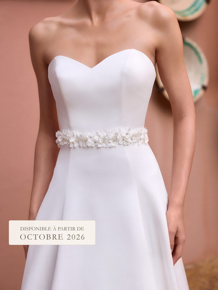 Ceinture de mariée PA200 fleurs en dentelle 3D portée à la taille sur une robe bustier
