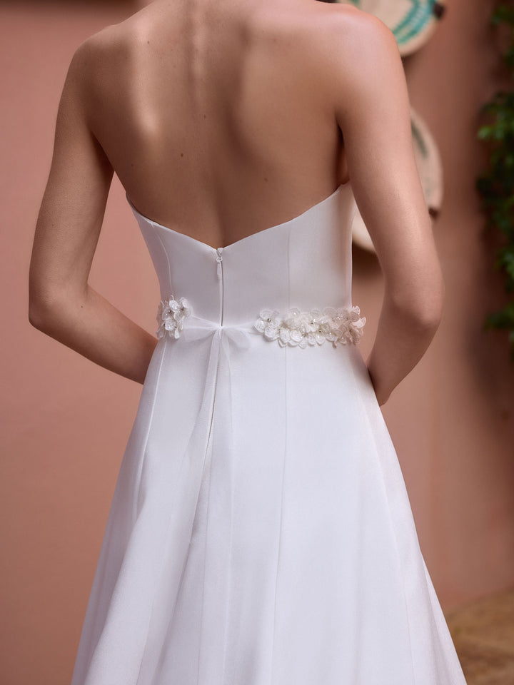 Ceinture de mariée PA200 vue de détail, fleurs en dentelle et strass