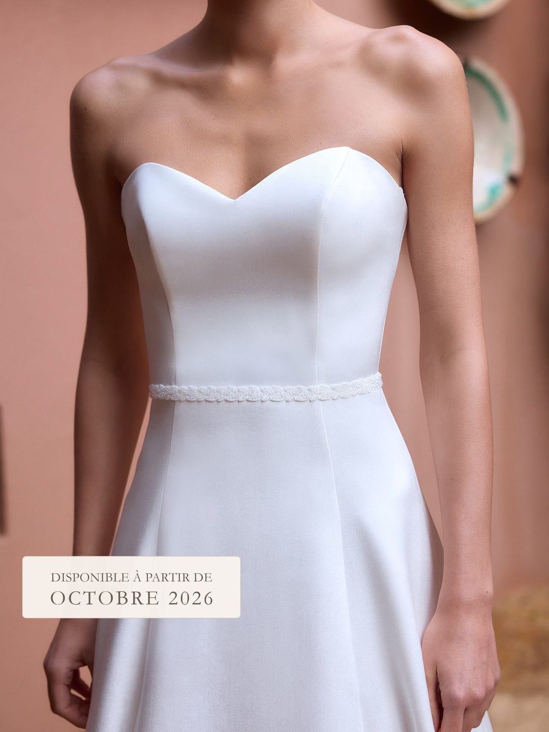 Ceinture de mariée fine PA201 portée à la taille sur une robe bustier