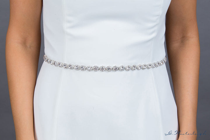 Ceinture de mariée WS-J013 en cristaux argent portée sur une robe