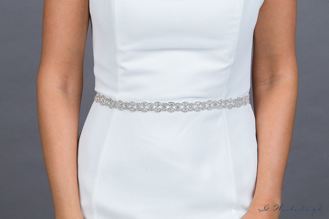 Ceinture de mariée WS-J018 en cristaux argent portée sur une robe