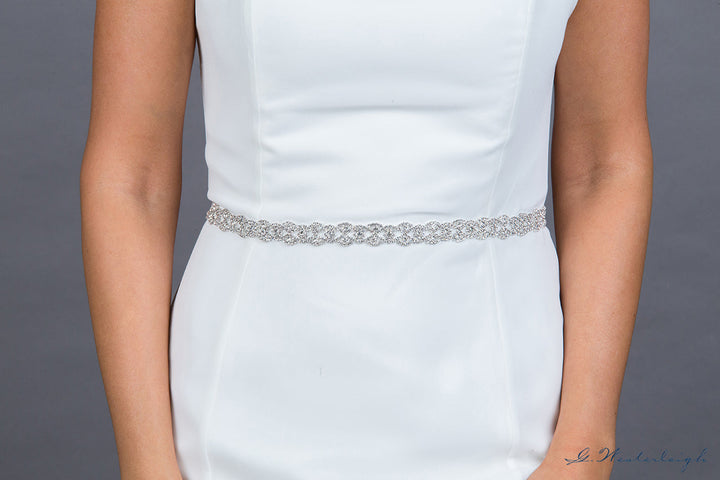 Ceinture de mariée WS-J018 en cristaux argent portée sur une robe